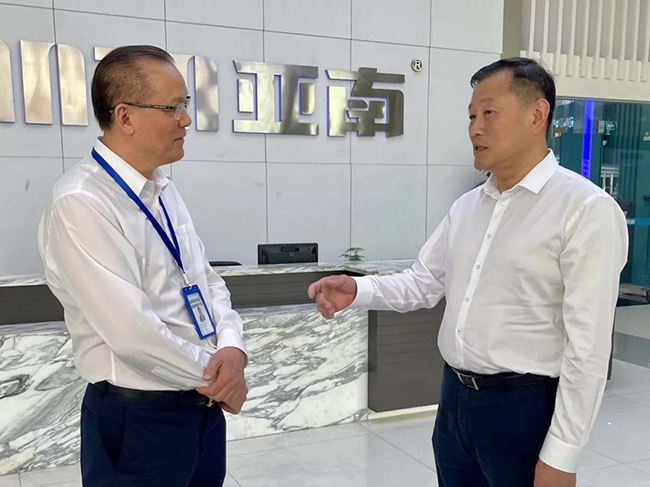 宁德市长梁伟新一行莅临亚南集团，慰问企业看望一线职工