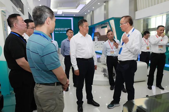 宁德市长梁伟新一行莅临亚南集团，慰问企业看望一线职工