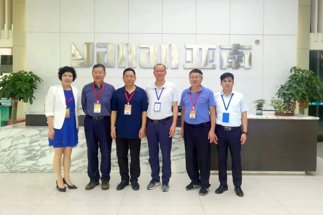 南京大学邹志刚院士一行莅临亚南集团参观指导