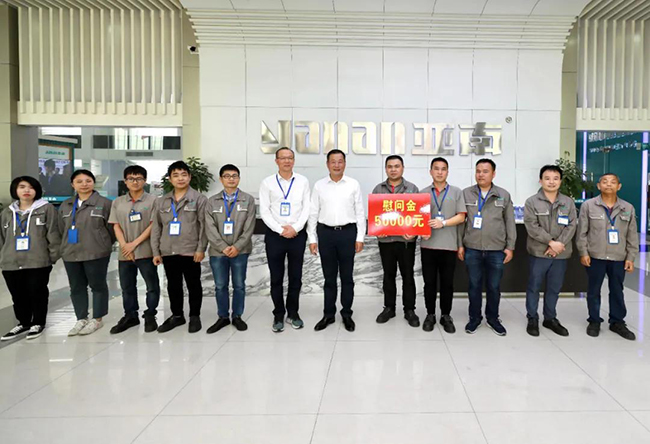 宁德市长梁伟新一行莅临亚南集团，慰问企业看望一线职工