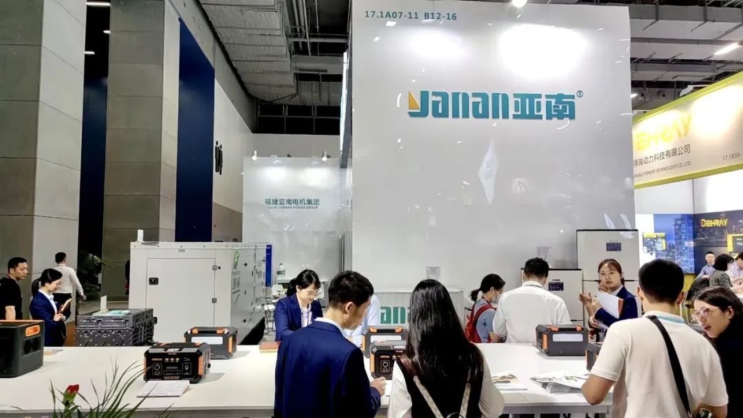 福建省商务厅副厅长钟木达一行莅临亚南集团春交会展馆调研指导