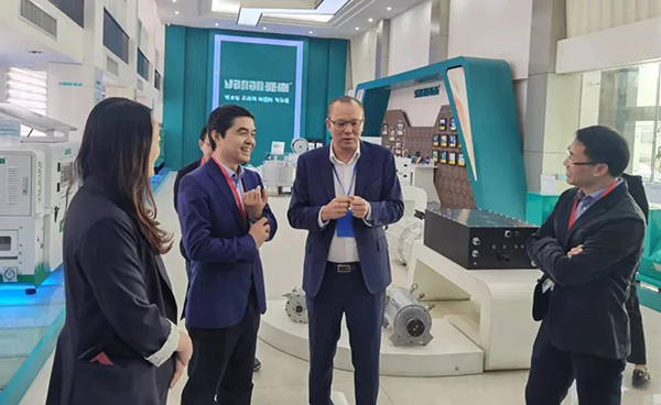 中国科学院院士欧阳明高莅临亚南集团参观指导