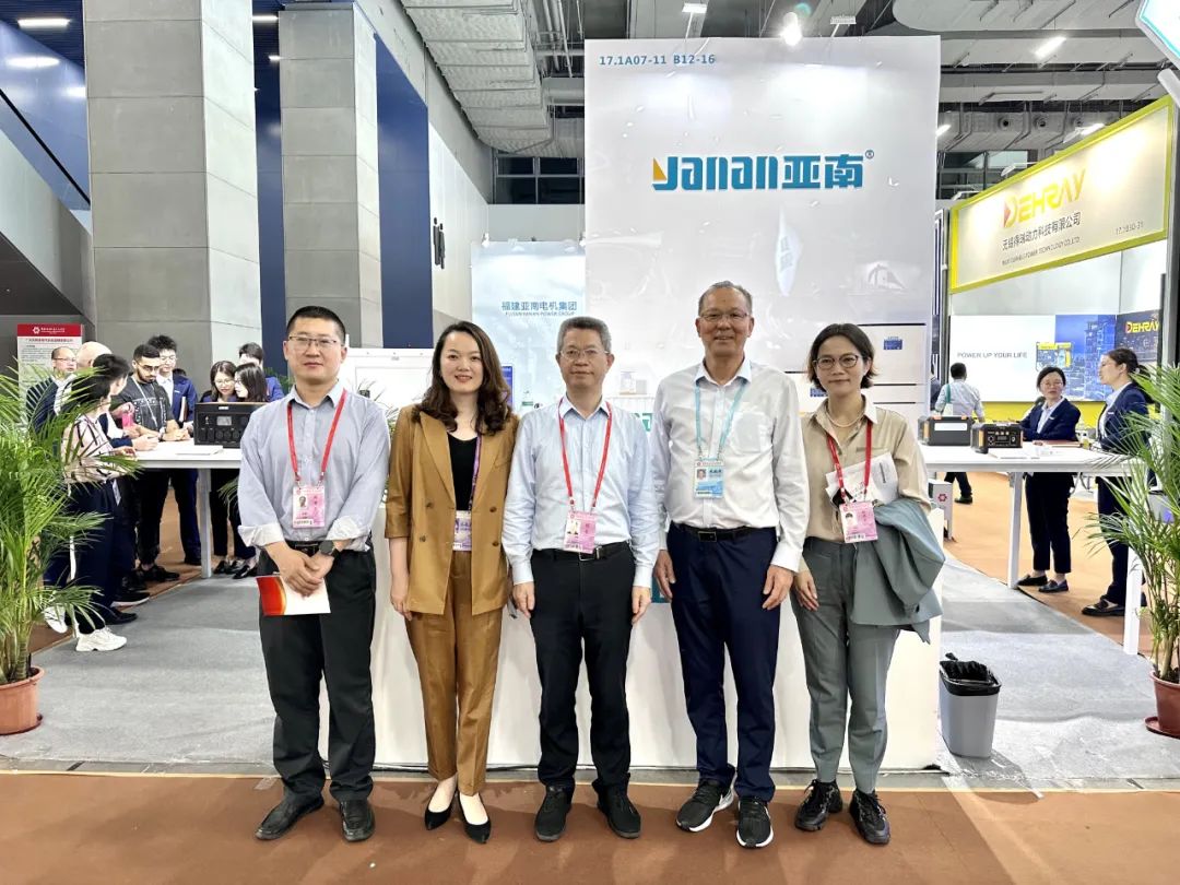 福建省商务厅副厅长钟木达一行莅临亚南集团春交会展馆调研指导