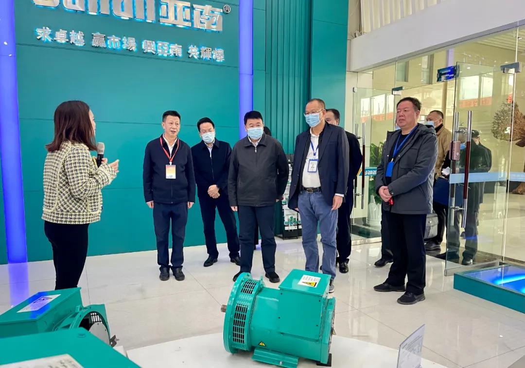 福建省人大常委会副主任、省总工会主席梁建勇一行莅临亚南集团调研