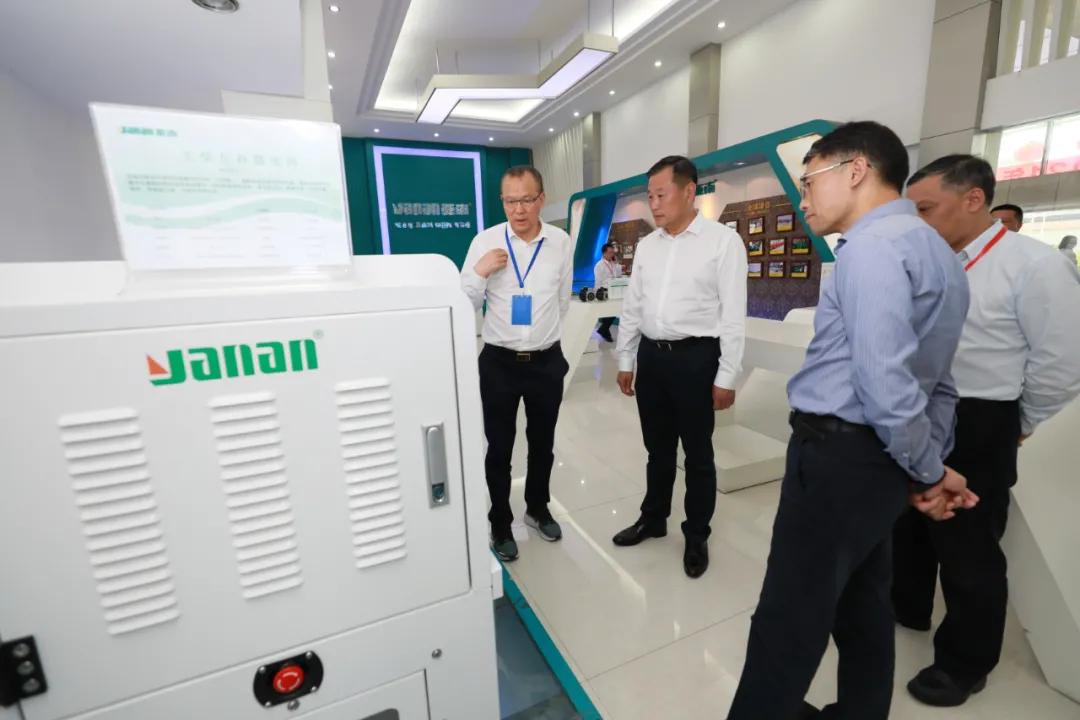 宁德市长梁伟新一行莅临亚南集团，慰问企业看望一线职工