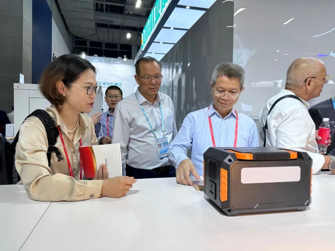 福建省商务厅副厅长钟木达一行莅临亚南集团春交会展馆调研指导