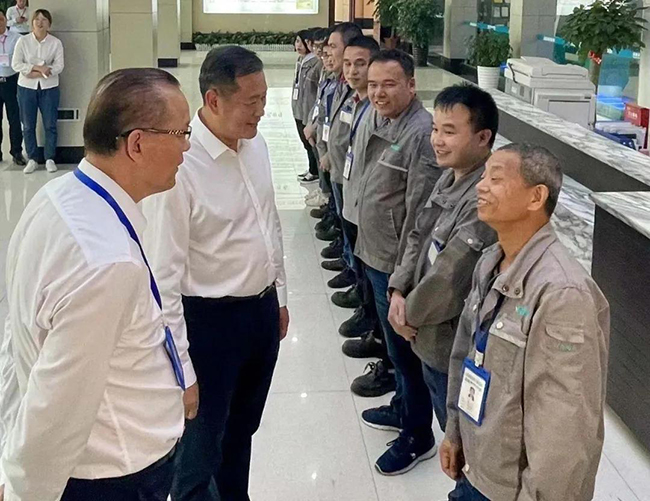 宁德市长梁伟新一行莅临亚南集团，慰问企业看望一线职工
