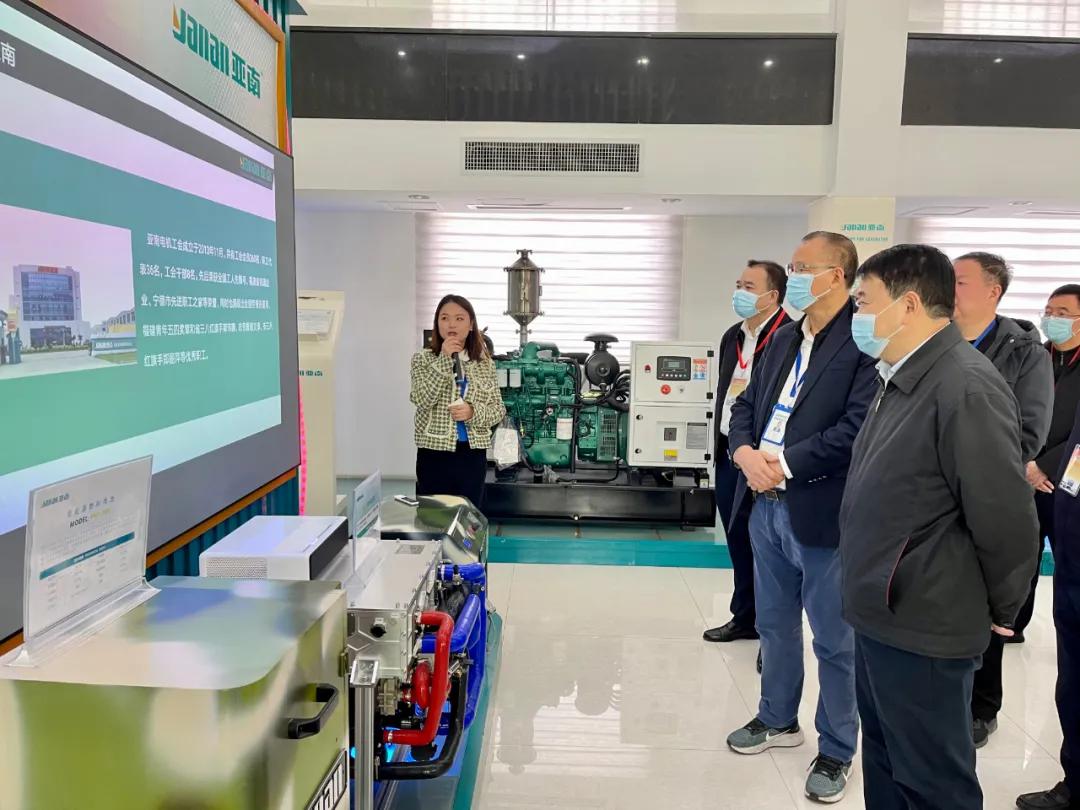 福建省人大常委会副主任、省总工会主席梁建勇一行莅临亚南集团调研