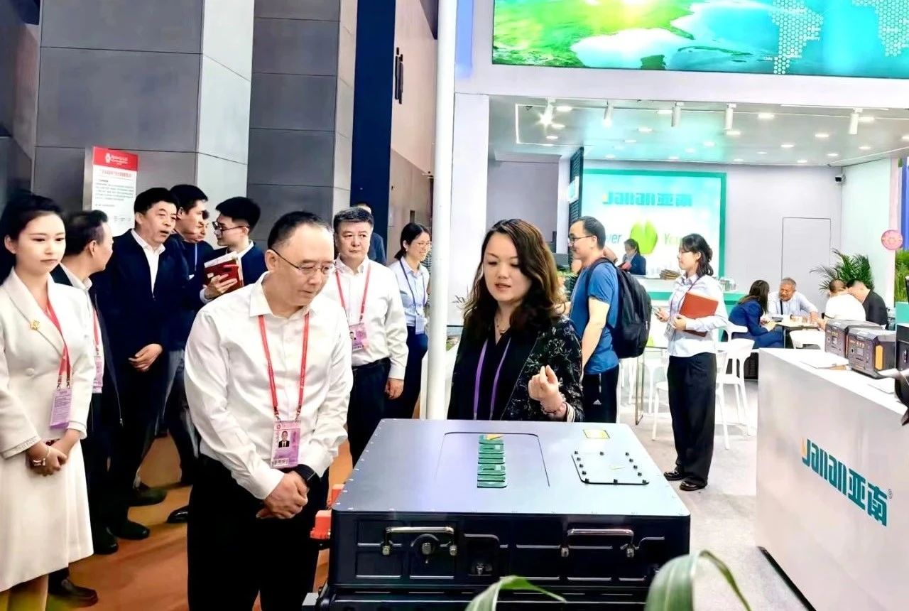 山西省委副书记、省长金湘军一行莅临亚南集团春交会展馆参观考察